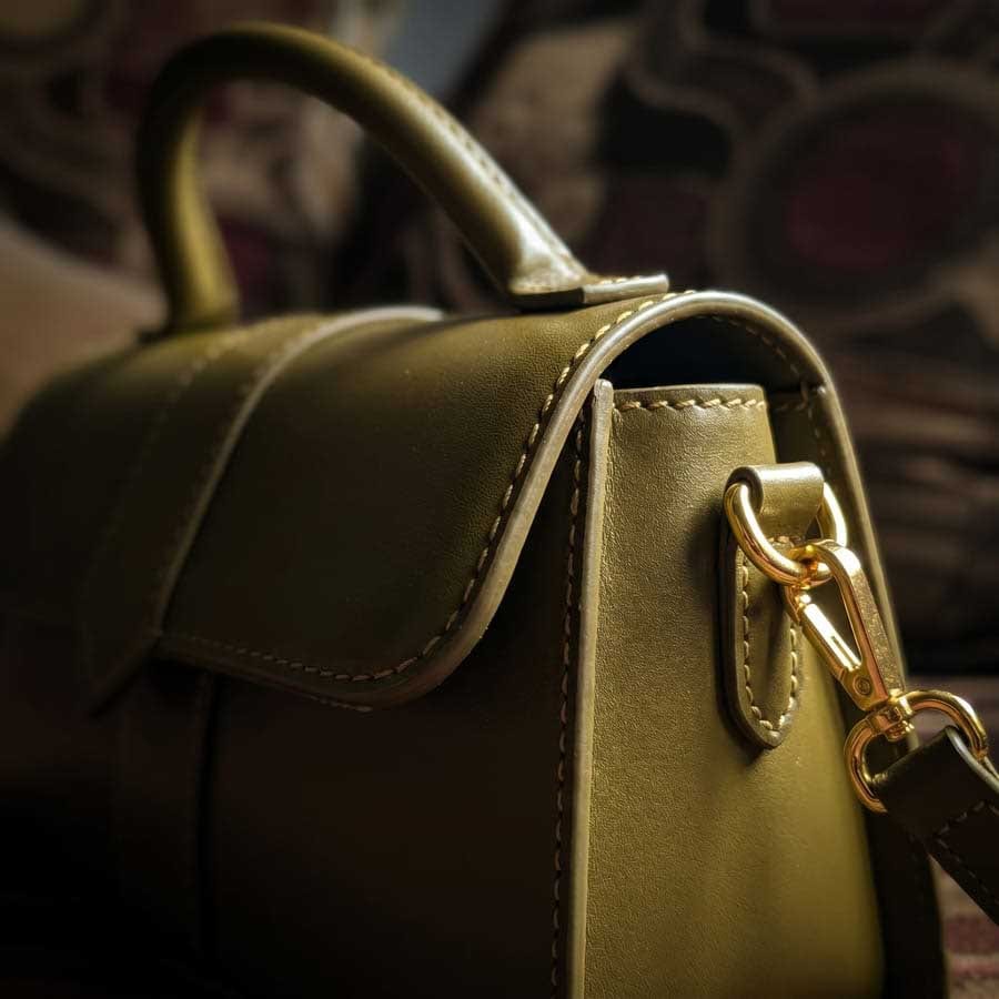 Détail coutures artisanales du sac PaméSiéné